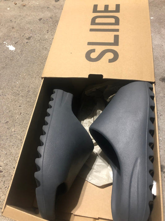 SIZE 10 ONXY YEEZY SLIDES PRE OWNED GREAT CONDITION WITH OG BOX